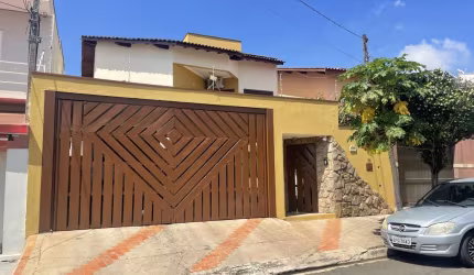 Sobrado para venda em Jardim Regina de 265.00m² com 4 Quartos, 1 Suite e 3 Garagens