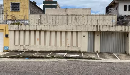 Vende excelente casa no coração do bairro de Fátima