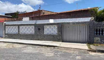 Vende excelente casa com ótima localização