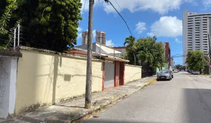 Vende casa de esquina no bairro de Fátima