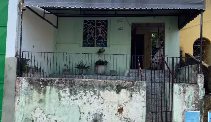 Vende casa com excelente localização