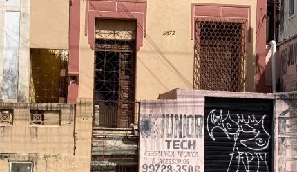 Vende casa  com ótima localização