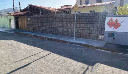 Vende excelente casa  em perfeito estádo de conservação
