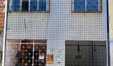 Vende casa com ótima localização