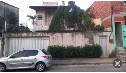 Vende casa duplex com ótimo estado de conservação
