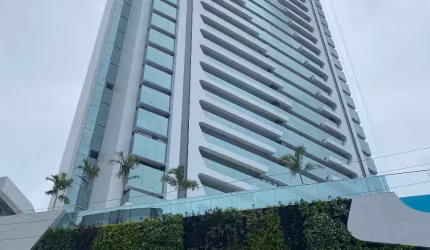 Vende apartamento de alto padrão na beira mar.