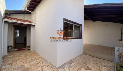 CASA C/3 SUITES,1 CLOSET, LAVABO, ESCRITORIO,AREA NOS FUNDOS