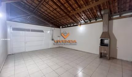 CASA C/ 2 DORMIUTORIOS, 2 BANHEITOS, 2 VAGAS COBERTAS