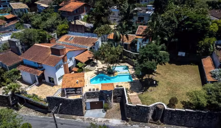 Casa tipo para venda com 6 quartos, sendo 4 suítes, 708m²