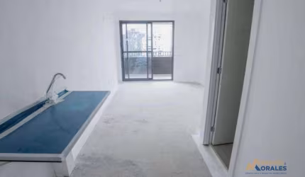 STUDIO EM EXCELENTE LOCALIZAÇÃO COM VARANDA!