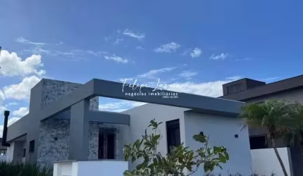 Casa térrea condomínio Alphaville com 3 dormitórios próx. a portaria