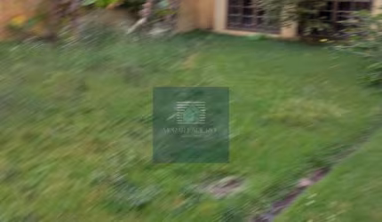 Casa simples em terreno de plano de 750m2 em Condomínio de alto padrão.