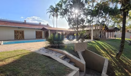 Casa de Madeira Térrea à Venda em Terreno de 2.043,90m² Condomínio Maison Blanche - Valinhos / SP