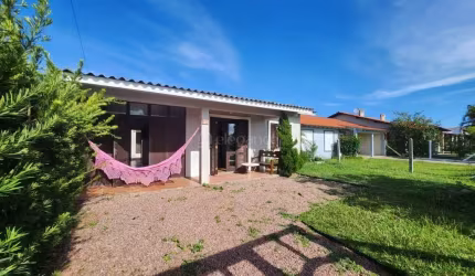 Casa em condomínio fechado com 2 quartos à venda na Avenida Interbalneários, 572, Rainha do Mar, Xangri-Lá por R$ 480.000