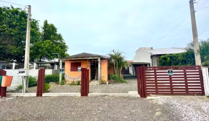 Casa em condomínio fechado com 2 quartos à venda na Alameda Safira, 858, Rainha do Mar, Xangri-Lá por R$ 369.000