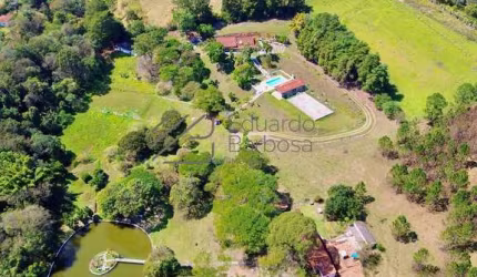 Sitio com 44 mil m² a venda, 4 báias, lago, campo, pomar, pasto, horta, ótima localização