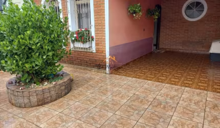 Imperdível casa à venda em Jundiaí-SP, Vila Vianelo: 2 quartos, 1 suíte, 2 salas, 2 banheiros, 1 vaga, 163m².