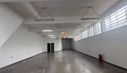 Salão Comercial de Alto Padrão para Locação no Centro de Várzea Paulista-SP: 2 Banheiros, 3 Vagas de Garagem, 300m² de Área