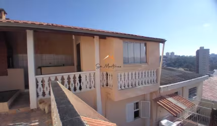 Casa à venda em Jundiaí-SP, no Jardim Pacaembu, com 3 quartos, 2 salas, 1 banheiro, 3 vagas de garagem.