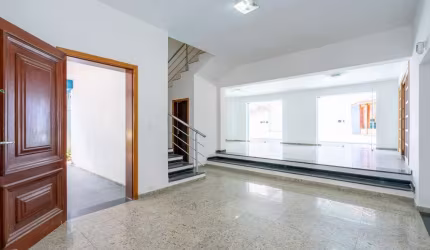 Confortável casa em condomínio para venda com 3 quartos, sendo 3 suítes, 324m²