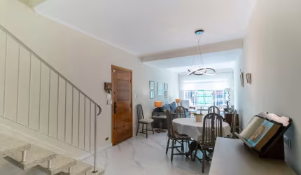Confortável sobrado para venda com 3 quartos, sendo 1 suíte, 150m²