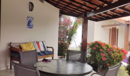 Vendo Casa 4/4 - Recém reformada - Guarajuba