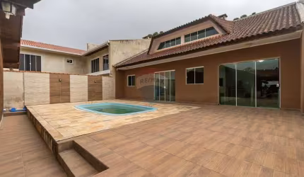 Casa Térrea mobiliada com 3 dormitórios, sendo 1 suíte, com piscina e Edícula com espaço gourmet e churrasqueira, Centro Piraquara R$ 658.000,00