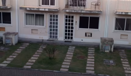 Linda casa em condomínio tranquilo e fechado