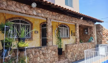 Linda casa com suíte e piscina próximo ao Valqueire