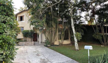 Casa com 3 suítes - varanda - 6 vagas de garagem  -  Parque Dom Henrique