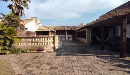 Casa com piscina a menos de 300 metros do mar no centro de Tramandaí-RS