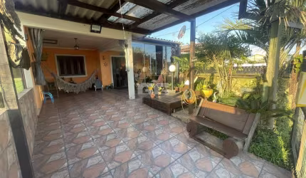 CASA COM 2 DORMITÓRIOS A 200 METROS DO MAR