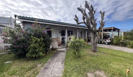 CIDREIRA - CASA COM 2 DORMITÓRIOS + KITNET A VENDA NA PRAIA