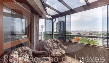 excelente apartamento TRIPLEX, com uma linda vista da cidade e do Guaíba. Com 2 dormitórios e possibilidade de transformar o andar superior em uma suite com lareira. O apartamento dispõe de living, co