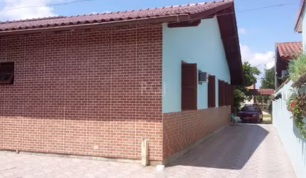 Vende casa 3 dormitórios, sendo 1 suíte, living 2 ambientes, banho social, garagem, varanda com churrasqueira, em rua calma, perto de todos os recursos do bairro, agende sua visita!! &lt;BR&gt;&lt;BR&