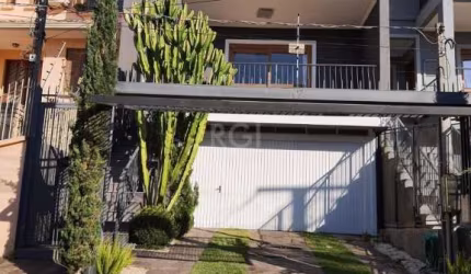 Linda casa  em estilo contemporâneo.&lt;BR&gt;Casa composta de 3 pavimentos, sendo um amplo living, com sala de estar e sala de jantar, cozinha em conceito americana e lavabo.&lt;BR&gt;No segundo pavi