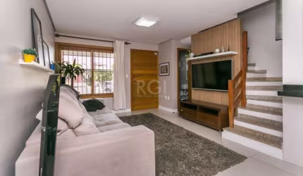 Linda casa semi mobiliada com ótima localização em bairro planejado. Casa com 3 dormitórios, 1 suíte, 3 banheiros, Piscina, churrasqueira e 4 vagas de Garagem. Ótima posição solar. Imóvel semi-mobilia