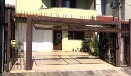 Sobrado em rua tranquila, 3 dormitórios, 1 suíte com closet, sala de estar, lavabo, cozinha americana, sala de jantar, área de serviço, churrasqueira e espera para água quente. Casa com pátio e amplo 
