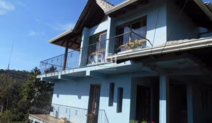 Excelente casa no bairro Nonoai, com uma vista panorâmica da cidade, possui quatro dormitórios, sendo duas suites,  vaga para quatro carros! Agende uma visita com um de nossos corretores