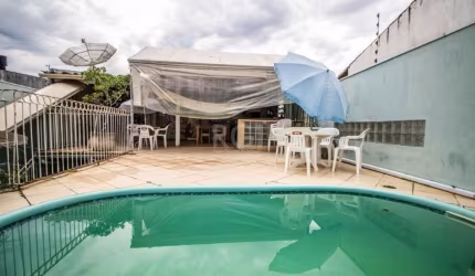 Ótima casa/sobrado em Ipanema, com 170m² privativos, de 3 dormitórios, suíte, piscina e 4 vagas. Possui no andar térreo: hall de entrada, living amplo com lareira, piso tabuão e rebaixe em gesso, lava