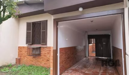 Ótima casa no bairro Teresópolis, em terreno de 356m² (6,60 x 54m), de 3 dormitórios. Possui sala ampla, sala de jantar, 3 dormitórios, 2 banheiros, cozinha espaçosa. Área externa coberta, com lavande