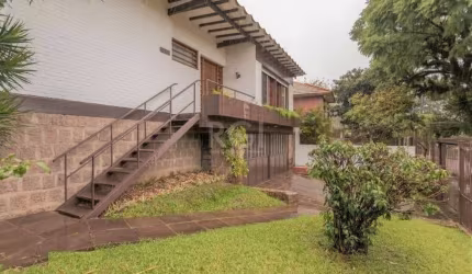 Ótima casa localizada próximo do Iguatemi, com 327m² construídos, em terreno medindo 19 x 34m, de 4 dormitórios, suíte, piscina e 3 vagas. Possui hall de entrada, living amplo para 2 ambientes, 3 dorm