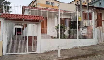 Excelente casa, bem localizada, a poucos metros do novo záffari Teresópolis, Bourbon Shopping e complexo do Hospital Moinhos, com bastante potencial, teto de Laje pré moldadas(caso queira construir um