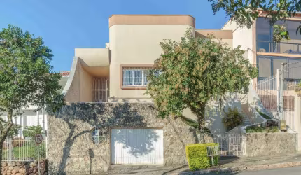 Excelente casa com 3 dormitórios, sendo 1 suíte, cozinha/copa, churrasqueira sala conjugada com lareira, banheiro social, ampla sala de estar, escritório, quartos climatizados sacada, garagem até 4 va