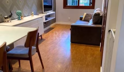 Ótima casa/ sobrado no bairro Tristeza, com 137m² privativos divididos em 3 pavimentos, com 3 dormitórios e 2 vagas. Possui no andar térreo:  living amplo para 2 ambientes com rebaixe em gesso, lavabo