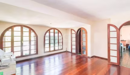 Ótimo sobrado na Vila Nova, com 279m² privativos, divididos em 3 pavimentos. Terreno com 1.500m², com muitas árvores nativas e frutíferas, jardins e piscina. No andar térreo possui garagem para 2 carr