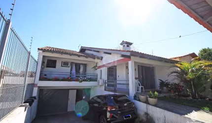 Excelente casa com 2 pavimentos, sendo o 1º composto por garagem (transformada em sala de estar), 1 dormitório, banheiro, lavanderia, churrasqueira e amplo pátio com piscina. 2º pavimento com living p