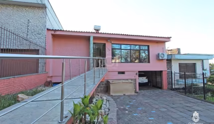 Casa 5 dormitórios, 2 suítes, 5 banheiros, duas salas no andar de cima utilizadas para escritórios. Sala no andar de baixo, duas salas de estar, copa integrada com a cozinha, quarto de serviço. garage