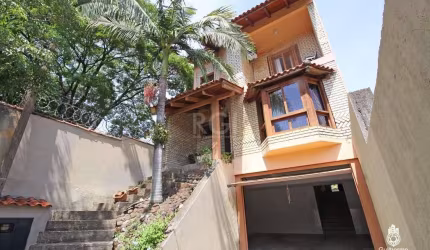 Excelente casa com 03 pavimentos composta por 03 dormitórios, sendo 01 suíte, banheiro social, amplo living para 04 ambientes com claraboia, gabinete, lavabo e cozinha. Possui salão de festas de 83m² 