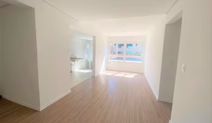 Excelente apartamento com 02 dormitórios, sendo 01 suíte, banheiro social, amplo living, cozinha com churrasqueira, área de serviço e 01 vaga de garagem coberta e escriturada. Imóvel espaçoso, com boa